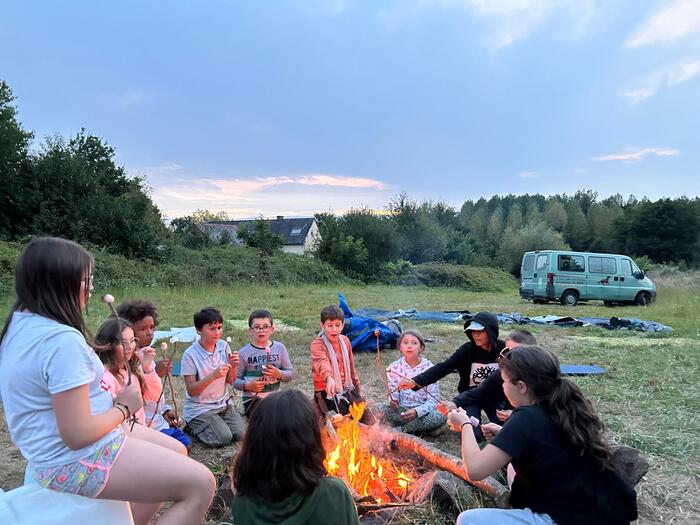 Feu et marshmallow en Bivouac